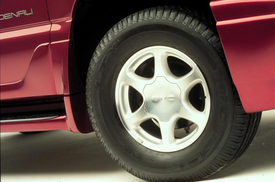  GMC Yukon Denali 2000 года  (фото 13 из 15)